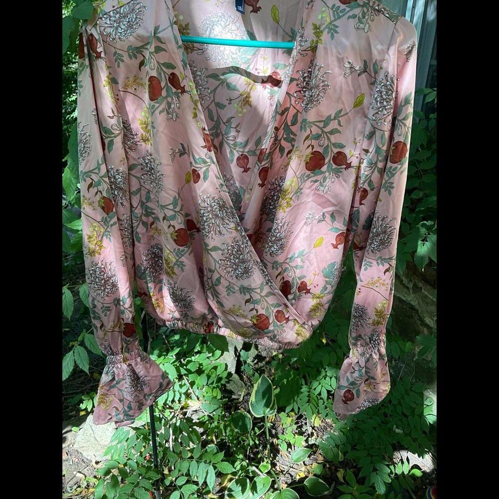 C&A Silky Floral Blouse Cropped,Plunge Neckline Size Medium